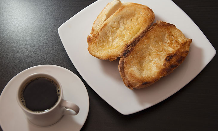 Pão na chapa acompanhado de café