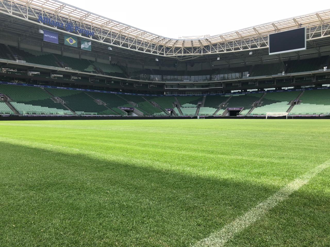 Vista do gramado e das arquibancadas da arena, ainda com a antiga marca Allianz