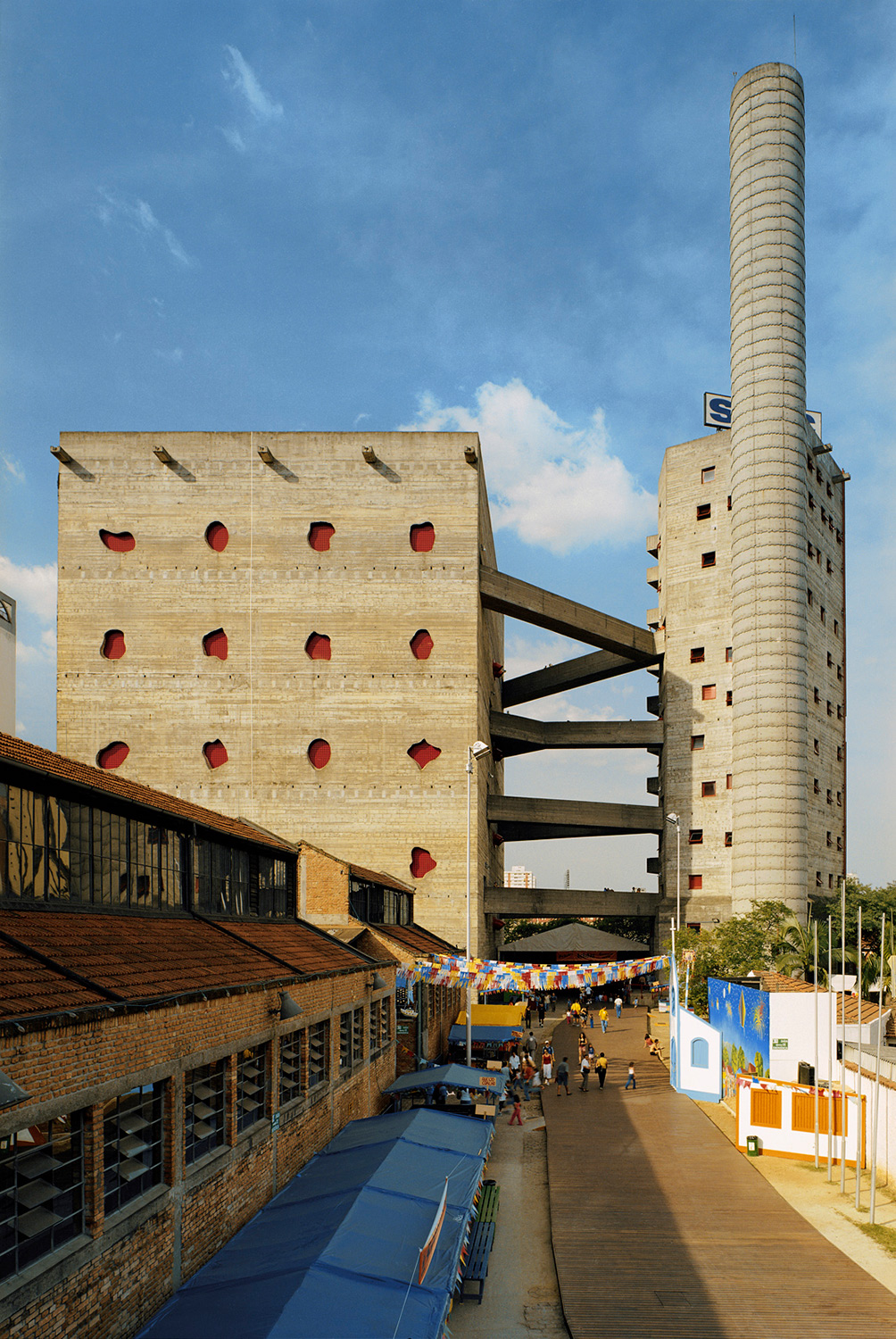 Arquitetura do Sesc Pompéia com torres e passarelas de concreto